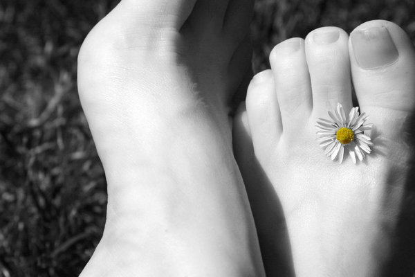 feet with daisy
