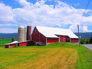 Barn and Silo: Farm in rural Pennsylvania