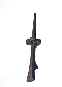 reaper 1: In its simplest form and old, has the appearance of a large nail flat head square, which is stuck in a tree trunk lying on the ground or inserted into a hole drilled in a rock. On it rests the blade of the scythe sharpening to proceed with the hammer.